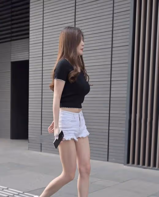 緊身牛仔褲配黑色小背心，同色系穿搭很顯瘦，小姐姐膚白貌美很贊