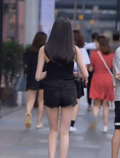 緊身牛仔褲配黑色小背心，同色系穿搭很顯瘦，小姐姐膚白貌美很贊