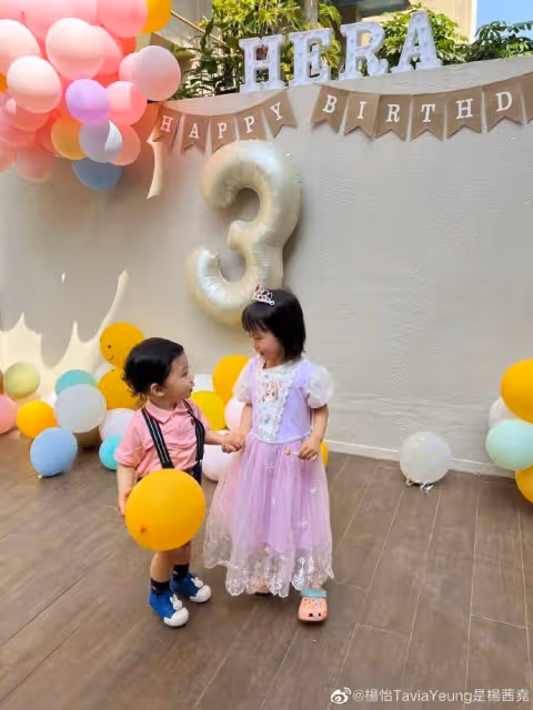 楊怡曬全家福為愛女慶生，小珍珠緊牽弟弟手，鍾嘉欣返港親自道賀