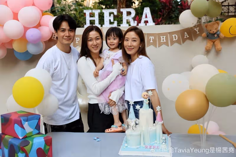 楊怡曬全家福為愛女慶生，小珍珠緊牽弟弟手，鍾嘉欣返港親自道賀