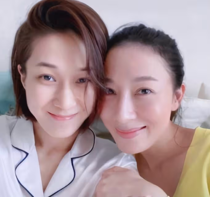 楊怡曬全家福為愛女慶生，小珍珠緊牽弟弟手，鍾嘉欣返港親自道賀