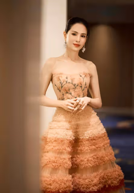 李若彤真是美到骨子裡了，一襲香檳色抹胸蛋糕裙，優雅驚艷