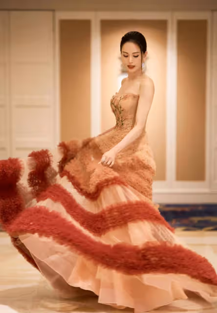 李若彤真是美到骨子裡了，一襲香檳色抹胸蛋糕裙，優雅驚艷