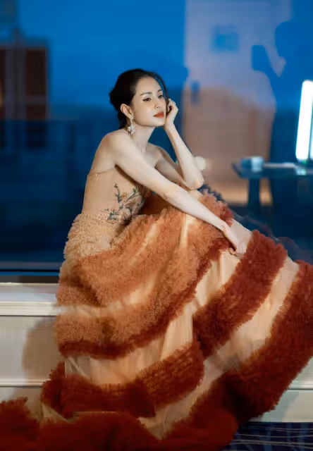 李若彤真是美到骨子裡了，一襲香檳色抹胸蛋糕裙，優雅驚艷