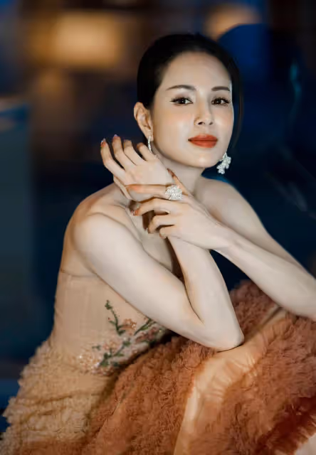 李若彤真是美到骨子裡了，一襲香檳色抹胸蛋糕裙，優雅驚艷