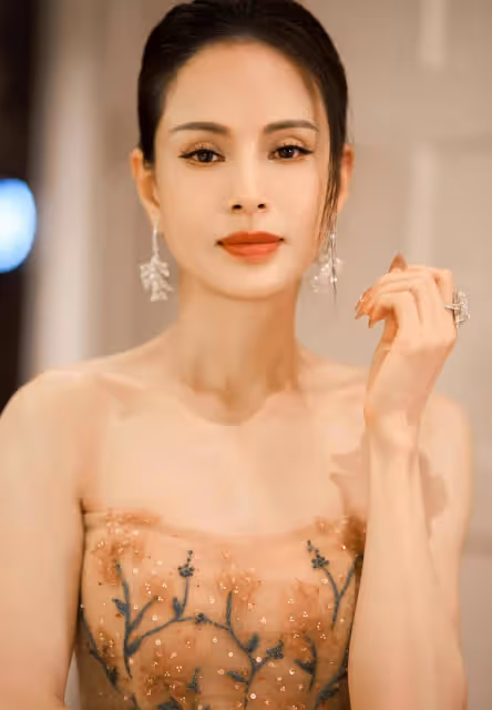 李若彤真是美到骨子裡了，一襲香檳色抹胸蛋糕裙，優雅驚艷