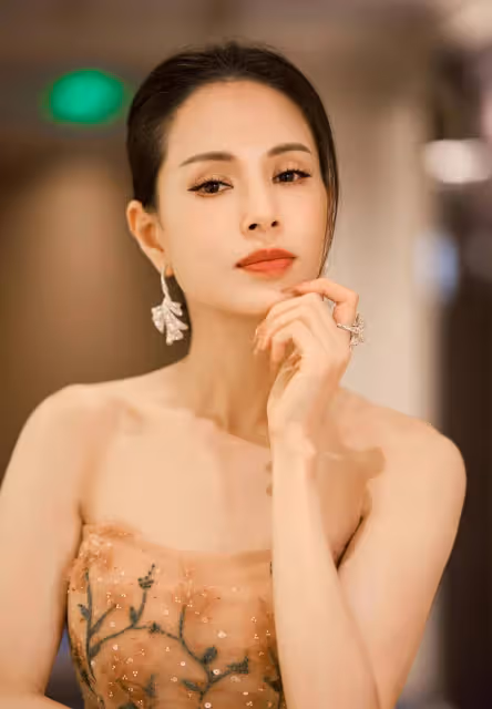 李若彤真是美到骨子裡了，一襲香檳色抹胸蛋糕裙，優雅驚艷