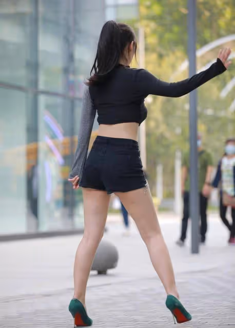 不管緊身瑜伽褲的曲線多麼好看，配色亮眼吸睛，唯美動人