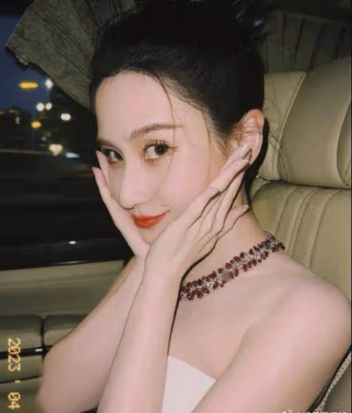 56歲王祖賢曬燒香祈福照,遠看輪廓沒變化,細看臉僵疑有醫美痕跡