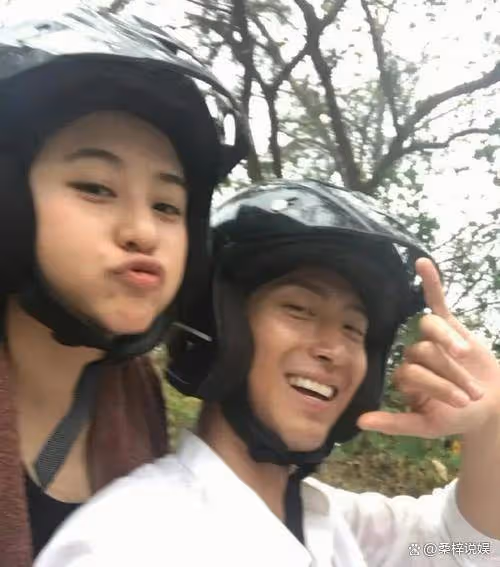 何超蓮竇驍婚前接待晚宴照曝光!穿紗裙好似仙女,性感又落落大方