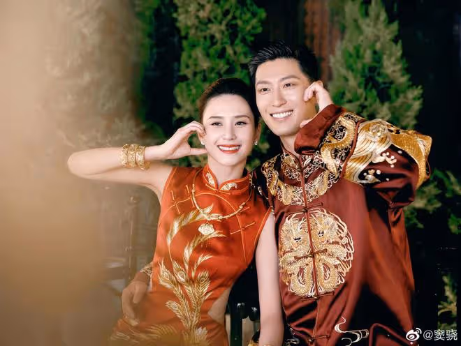 袁弘宋軼祝福何超蓮和竇驍,他們坐在花車上進入婚禮現場