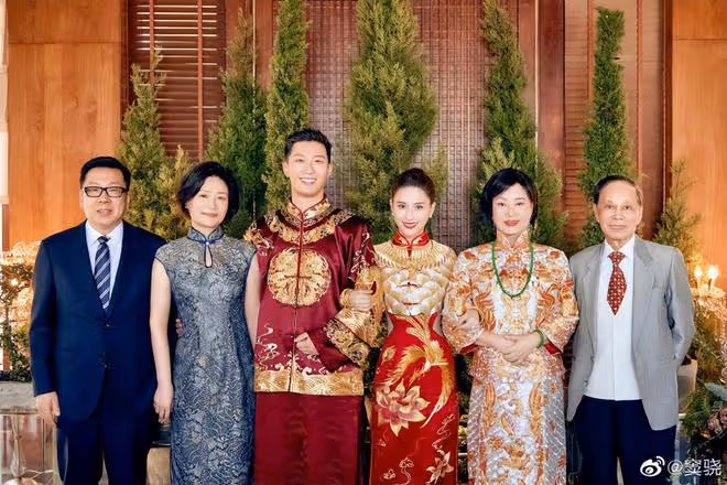 袁弘宋軼祝福何超蓮和竇驍,他們坐在花車上進入婚禮現場