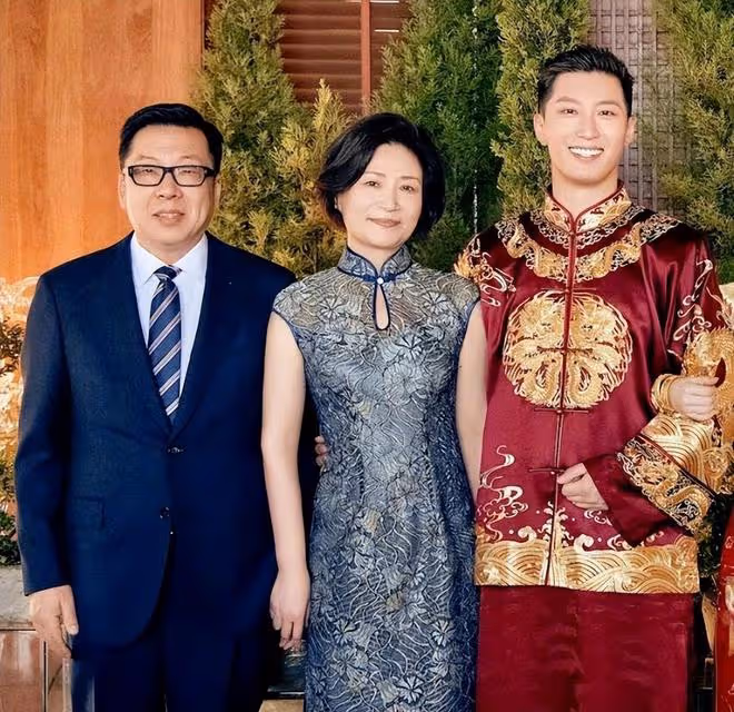 袁弘宋軼祝福何超蓮和竇驍，他們坐在花車上進入婚禮現場