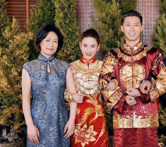袁弘宋軼祝福何超蓮和竇驍，他們坐在花車上進入婚禮現場