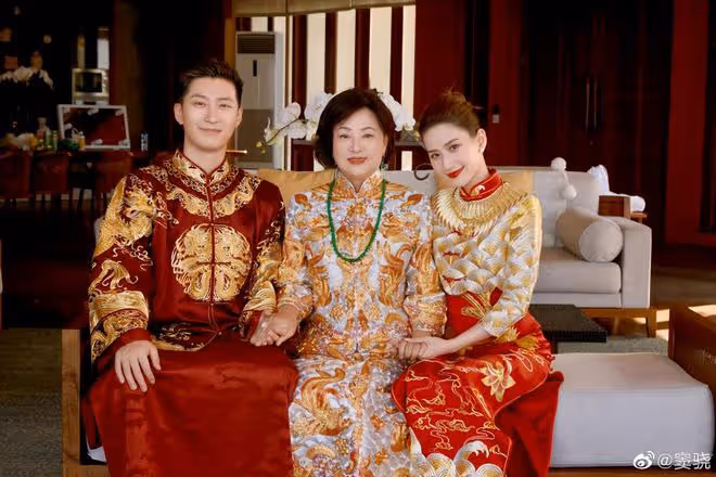 袁弘宋軼祝福何超蓮和竇驍，他們坐在花車上進入婚禮現場