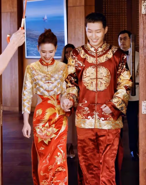 袁弘宋軼祝福何超蓮和竇驍，他們坐在花車上進入婚禮現場