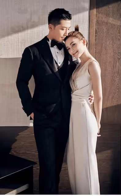 何超蓮竇驍婚禮首套婚紗圖曝光:何超蓮穿白婚紗造型像仙女