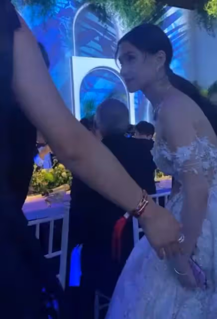 何超蓮竇驍婚禮首套婚紗圖曝光:何超蓮穿白婚紗造型像仙女