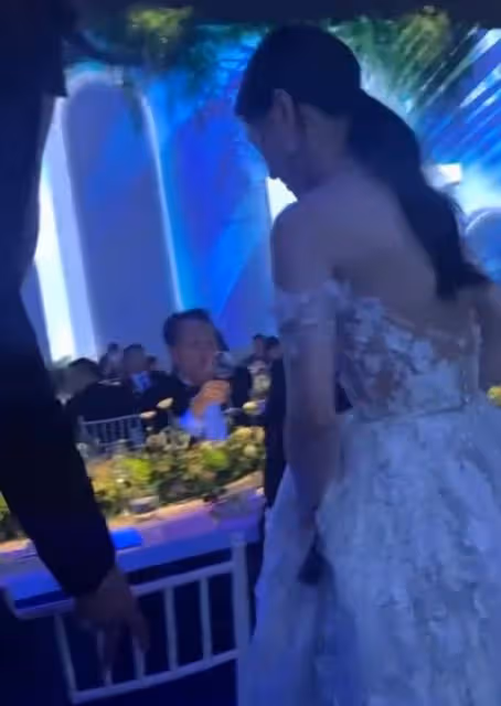 何超蓮竇驍婚禮首套婚紗圖曝光:何超蓮穿白婚紗造型像仙女