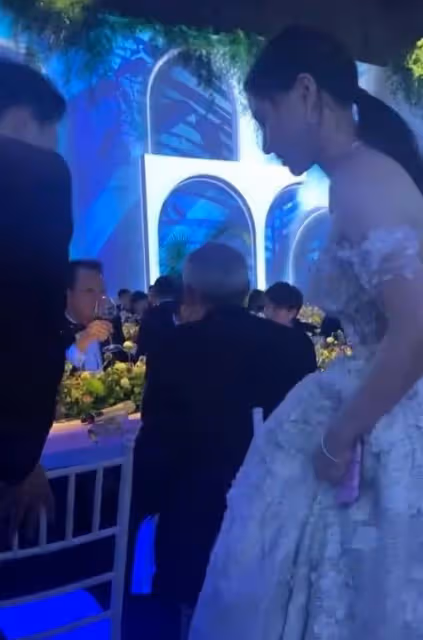 何超蓮竇驍婚禮首套婚紗圖曝光:何超蓮穿白婚紗造型像仙女