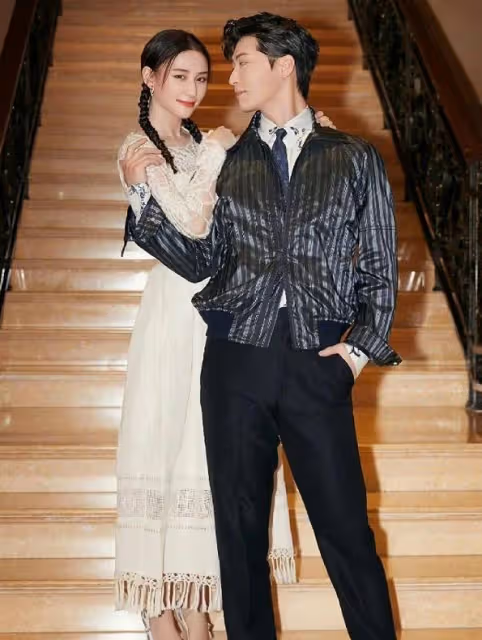 何超蓮竇驍婚禮首套婚紗圖曝光：何超蓮穿白婚紗造型像仙女