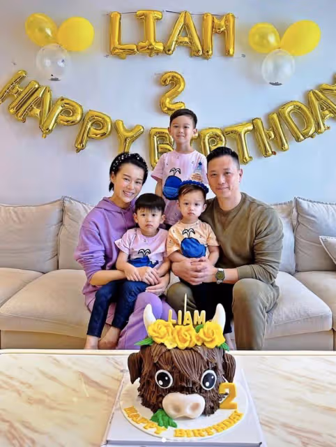 胡杏兒老公曬全家福,夫妻倆為三胎慶2歲生日,把兒子親到臉變形