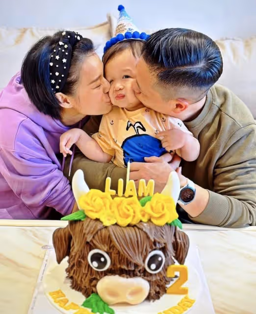 胡杏兒老公曬全家福,夫妻倆為三胎慶2歲生日,把兒子親到臉變形