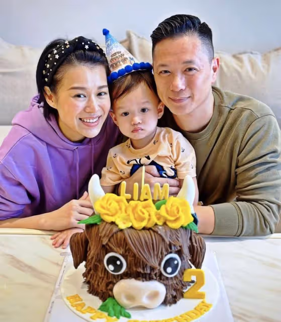 胡杏兒老公曬全家福,夫妻倆為三胎慶2歲生日,把兒子親到臉變形