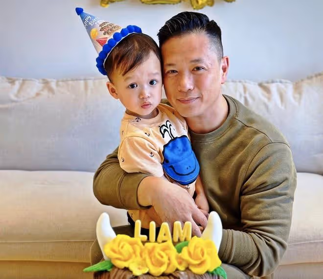 胡杏兒老公曬全家福,夫妻倆為三胎慶2歲生日,把兒子親到臉變形