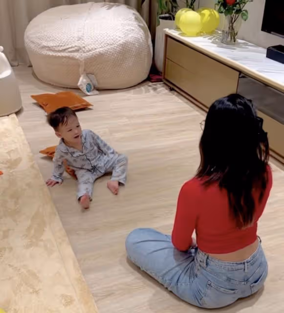 胡杏兒老公曬全家福,夫妻倆為三胎慶2歲生日,把兒子親到臉變形