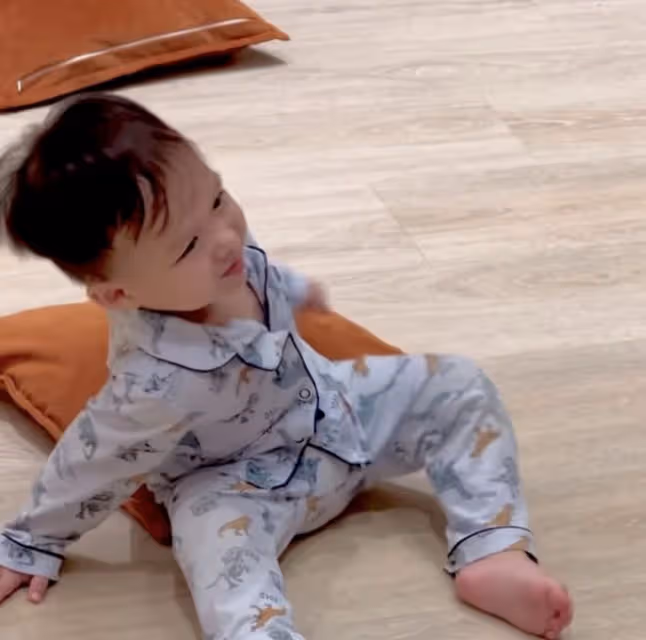 胡杏兒老公曬全家福，夫妻倆為三胎慶2歲生日，把兒子親到臉變形