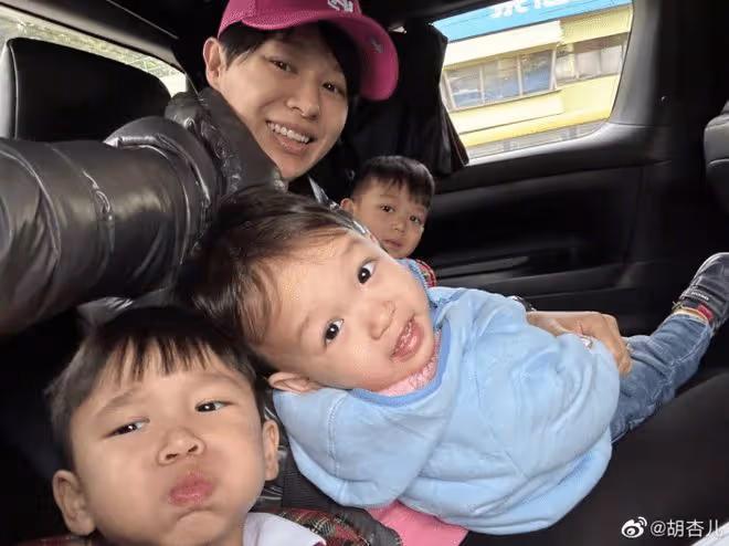 胡杏兒老公曬全家福，夫妻倆為三胎慶2歲生日，把兒子親到臉變形