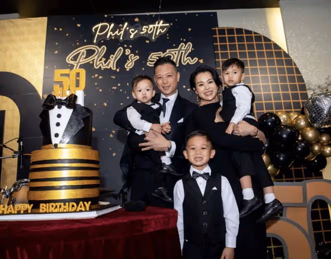 胡杏兒老公曬全家福，夫妻倆為三胎慶2歲生日，把兒子親到臉變形