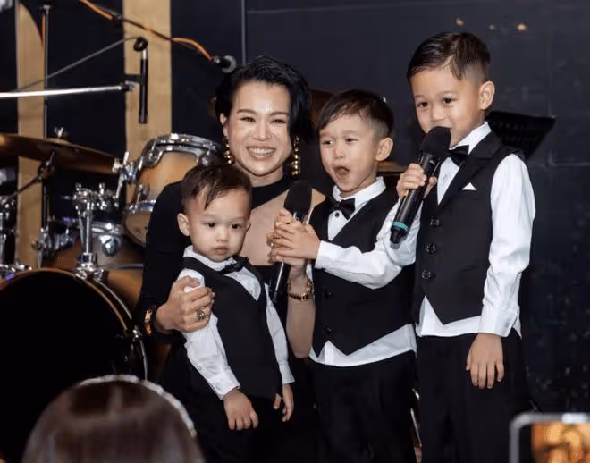 胡杏兒老公曬全家福，夫妻倆為三胎慶2歲生日，把兒子親到臉變形