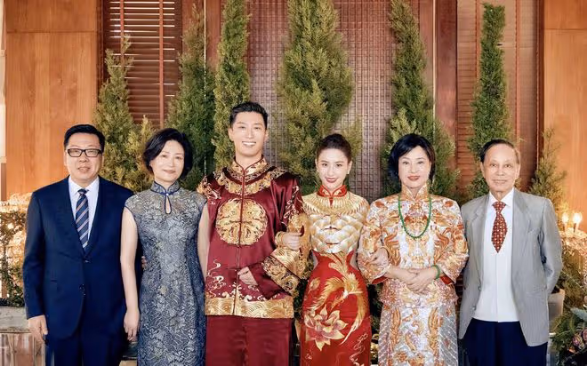 竇驍夫婦曬巴厘島婚禮照,賭王三太現身,何超蓮挽著婆婆和睦溫馨