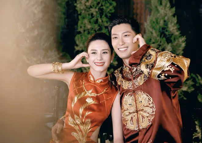 竇驍夫婦曬巴厘島婚禮照,賭王三太現身,何超蓮挽著婆婆和睦溫馨