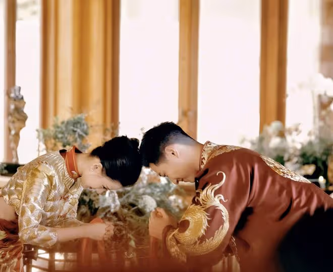 竇驍夫婦曬巴厘島婚禮照,賭王三太現身,何超蓮挽著婆婆和睦溫馨