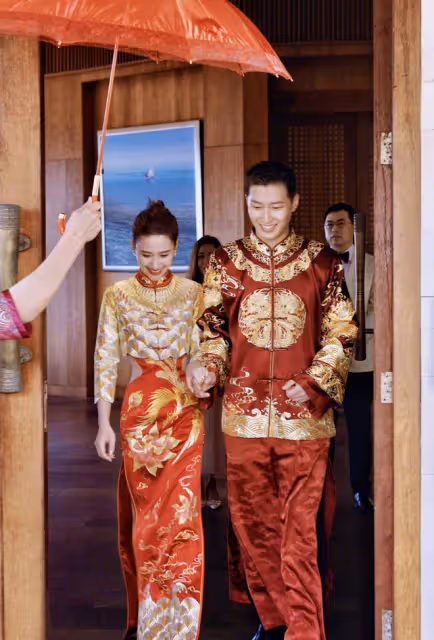 竇驍夫婦曬巴厘島婚禮照,賭王三太現身,何超蓮挽著婆婆和睦溫馨