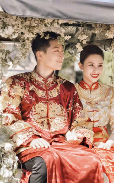 竇驍夫婦曬巴厘島婚禮照,賭王三太現身,何超蓮挽著婆婆和睦溫馨