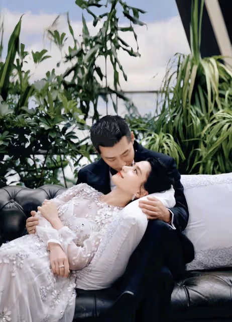 竇驍夫婦曬巴厘島婚禮照,賭王三太現身,何超蓮挽著婆婆和睦溫馨