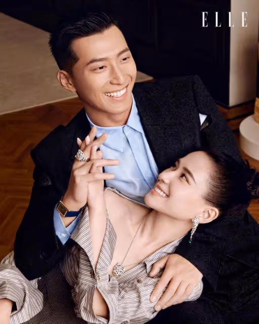 竇驍夫婦曬巴厘島婚禮照,賭王三太現身,何超蓮挽著婆婆和睦溫馨
