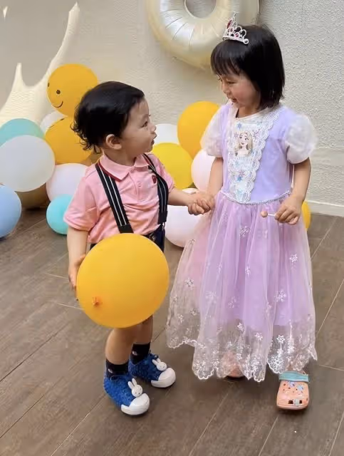 楊怡曬3歲女兒慶生照,鍾嘉欣驚喜現身,同時帶三個兒女低調返港