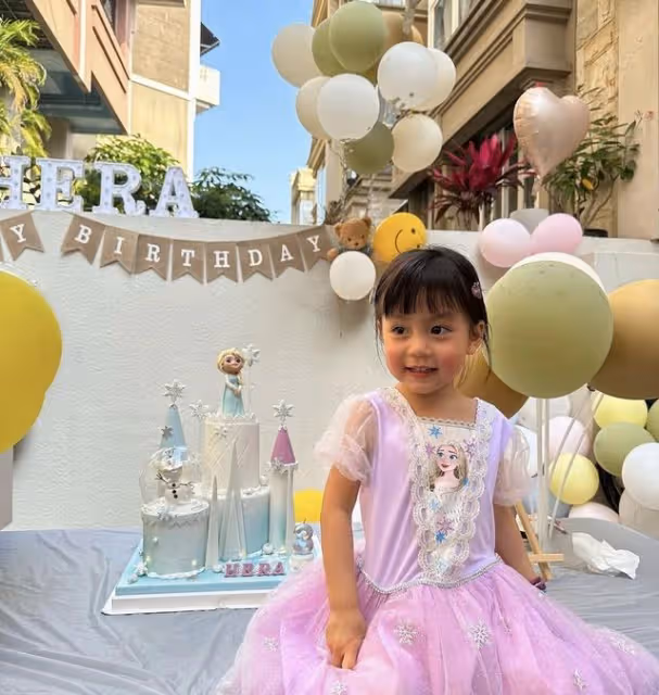 楊怡曬3歲女兒慶生照,鍾嘉欣驚喜現身,同時帶三個兒女低調返港