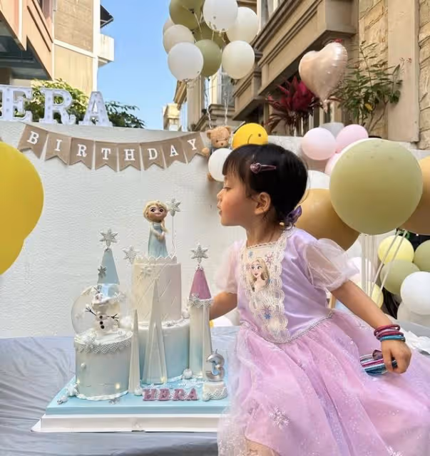 楊怡曬3歲女兒慶生照,鍾嘉欣驚喜現身,同時帶三個兒女低調返港