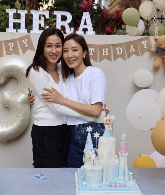 楊怡曬3歲女兒慶生照,鍾嘉欣驚喜現身,同時帶三個兒女低調返港