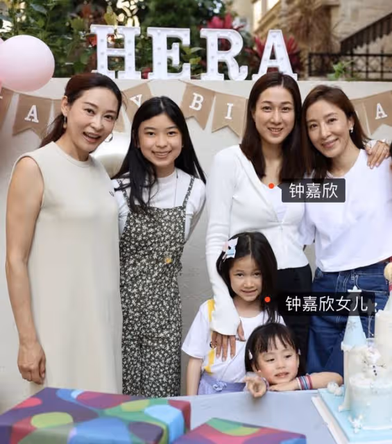 楊怡曬3歲女兒慶生照,鍾嘉欣驚喜現身,同時帶三個兒女低調返港