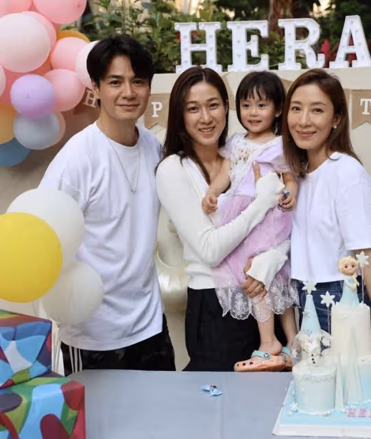 楊怡曬3歲女兒慶生照,鍾嘉欣驚喜現身,同時帶三個兒女低調返港