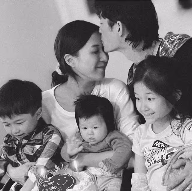 楊怡曬3歲女兒慶生照,鍾嘉欣驚喜現身,同時帶三個兒女低調返港