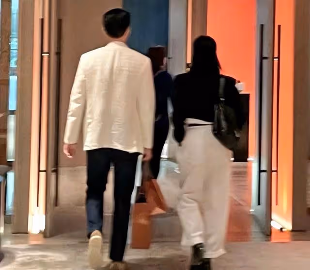 玄彬孫藝珍現身機場,隔著口罩夫妻甜蜜對視,孫藝珍笑出月牙眼!