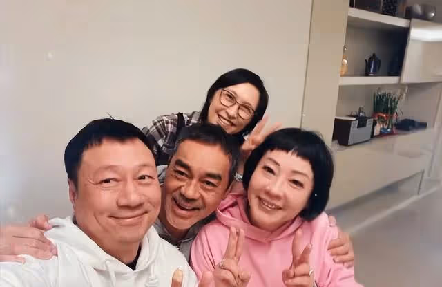59歲劉青雲斬獲金像獎影帝,相愛25年背後的女人終於出來秀恩愛了